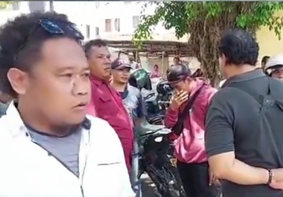 KangNanooo's tweet photo. Keren Bapak ini...  sudah berjasa buat  bangsa dan negara... menghajar orang bawa spanduk dukungan ke @ganjarpranowo ...
Rakyat jadi takut boss... ?
Nggaklah... https://t.co/m0v6RX44ay