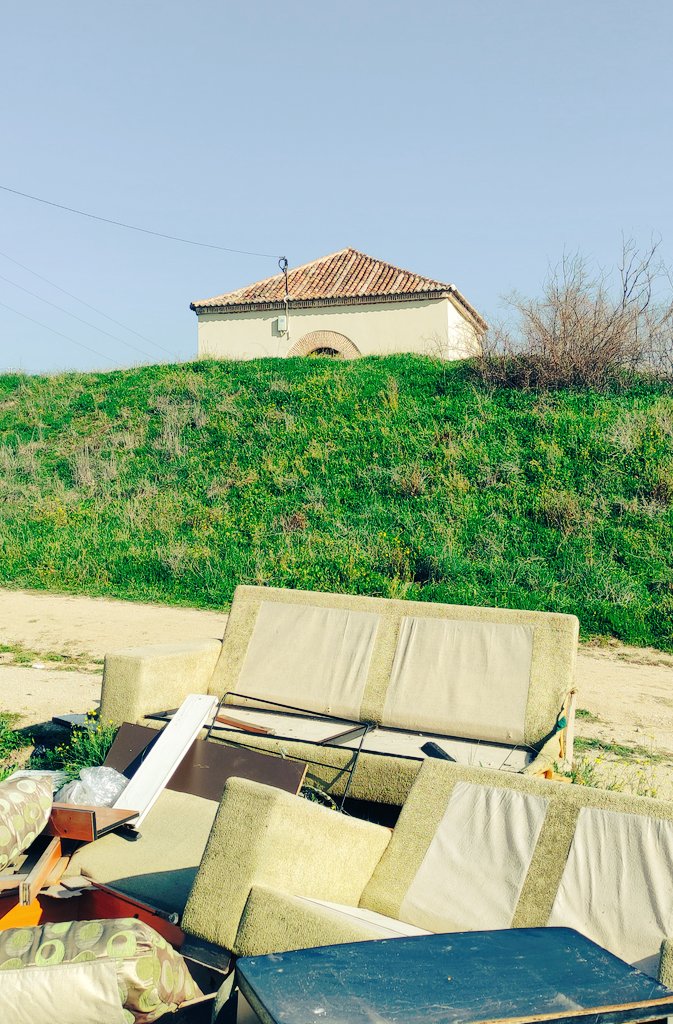 La primera foto es de hace unos tres años.
Desde la ultima vez que visite el entorno de la ermita de San Roque en Fuencarral, parece que no ha mejorado mucho el problema de los vertidos.
#EstotambiénesMadrid
#MadridmásalládelaM30