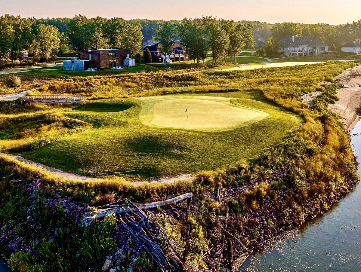 Here’s a look at one of our signature holes at the Dunes! The eighth is your second chance at making an ace and gives perfect site lines of the Missouri River. 

Pro Tip: Club up to avoid the natural prairie grass that lies between the tee and the green.