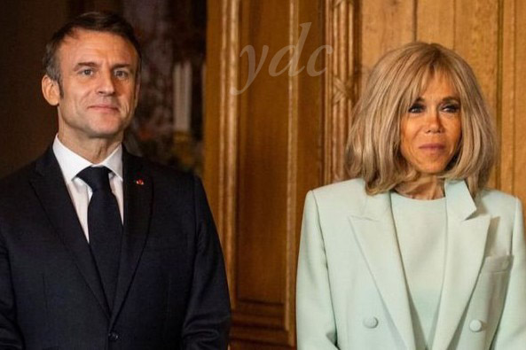 Les Macronsescu, on les fait tomber quand ?