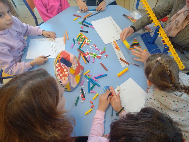 NatachaChicot's tweet photo. A l'école Vaillant-Couturier de Carnoules #Var pour comprendre les maths, on manipule beaucoup. Une méthode qui s'adapte aux besoins de chaque élève. Bravo à toute l'équipe à l'origine également d'un projet NEFE pour faire de la cour un espace où on continue à apprendre. https://t.co/WKD6wZyhNc