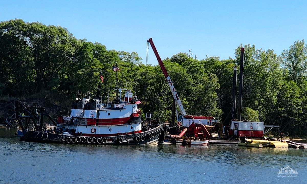 IntrepidOutdoor's tweet photo. @Elliott_Grogan The tug Matt Alan helping to dredge the river channel leading to Lake Michigan. https://t.co/KlEHIZDcDi