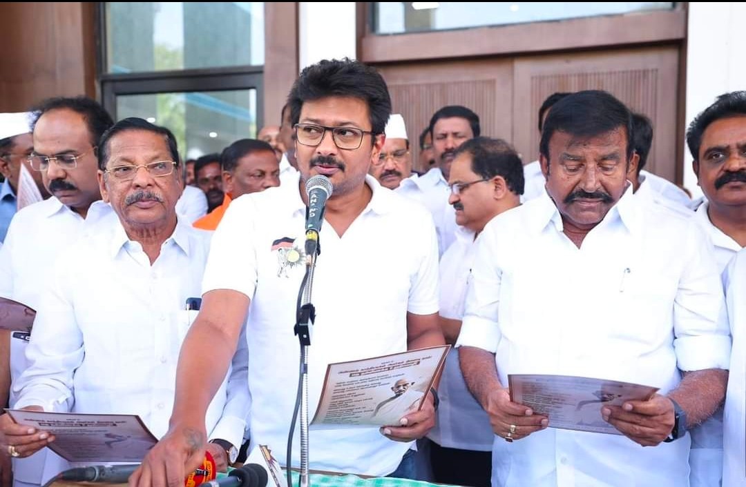 udhayakumar231's tweet image. ஆயிரம் கோட்சேக்கள் 
வந்தாலும் 
காந்திகளை காப்பது
பெரியாரின் பேரன்களே ...
#ChiefMinisterofTamilNadu #UdhayanidhiStalin #KanimozhiKarunanidhi #AnbilMaheshPoyyamozhi #BaskarSundram #AnbagamKalai #DMKDravidaMunnetraKazhagam #VasundraDeviArivuMani