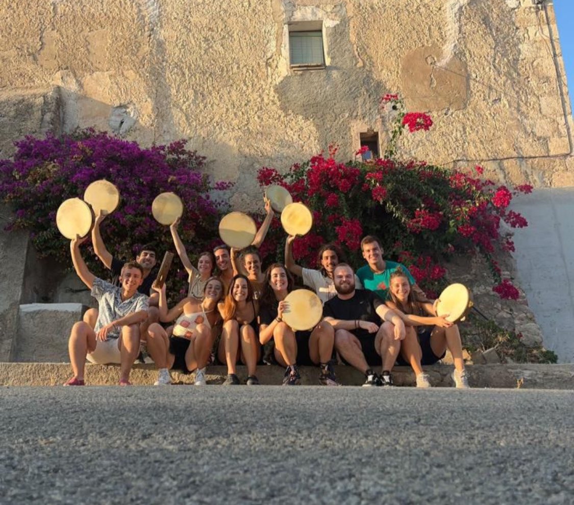 PanderosVila's tweet photo. Ens hem llevat nostàlgics, recordant aquells assajos intensos abans de la Festa Major... però hi posarem remei‼️👀

El dissabte 3 de febrer a la tarda actuarem al Rebombori de la @mulassamataro, a Mataró! 

Som-hi! ❤️💙

#sompanderos https://t.co/FMXsyo4VPW