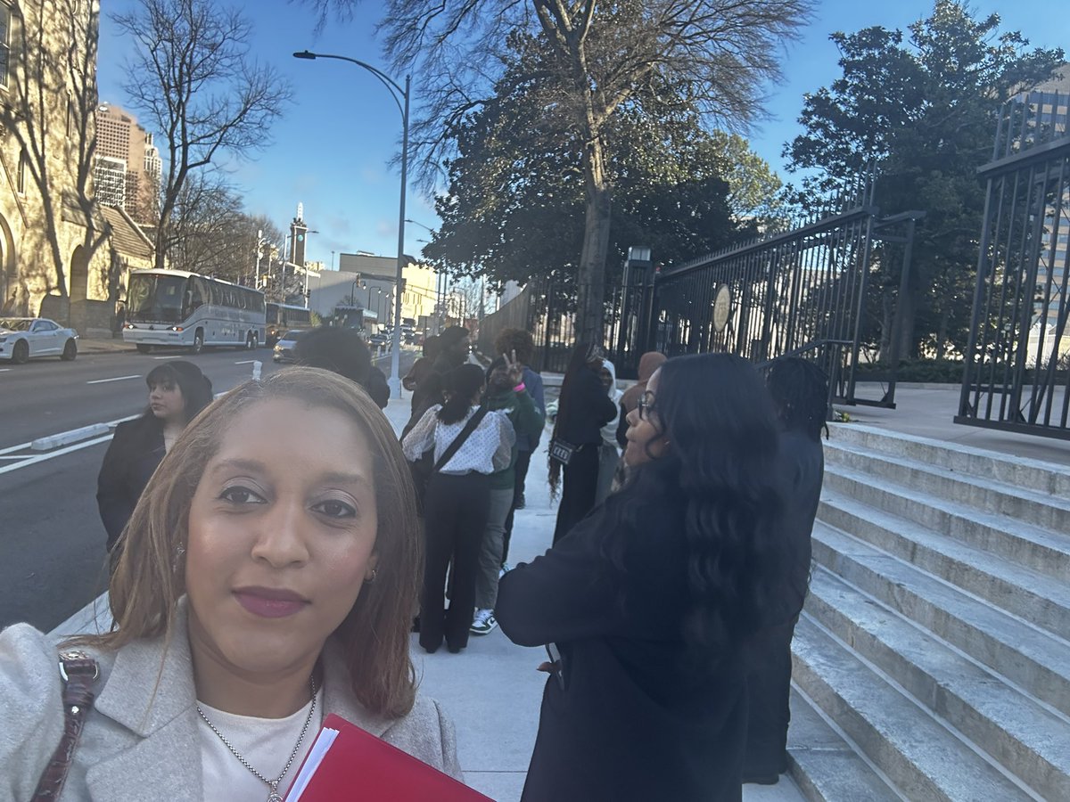 DrSharonLSmith's tweet photo. 3DE B-STEM students at the State Capitol District #69 learning about the processes and technology used to pass laws for the state of Georgia. Thanks GA State Rep. Debra Bazemore #Why3DEBSTEM #Trojans #Banneker https://t.co/uk27dhefnh
