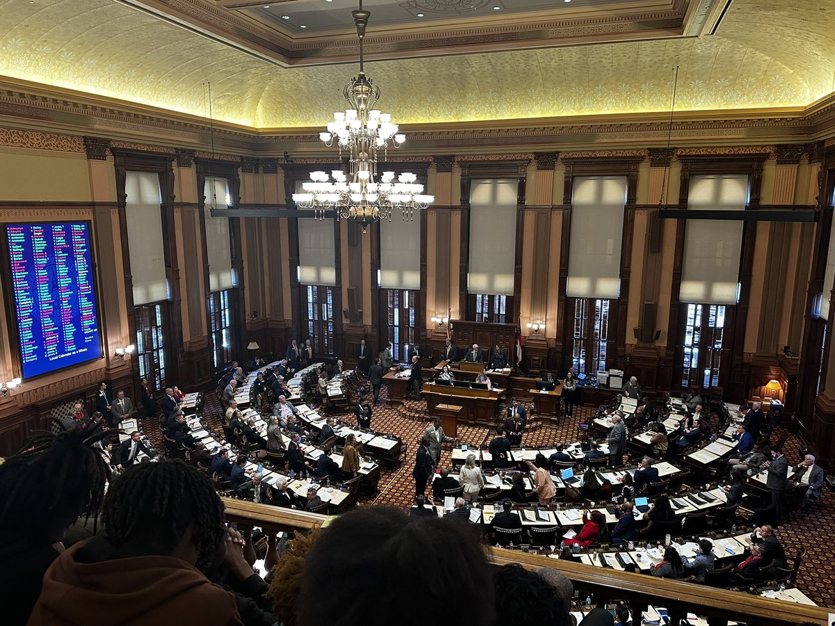 DrSharonLSmith's tweet photo. 3DE B-STEM students at the State Capitol District #69 learning about the processes and technology used to pass laws for the state of Georgia. Thanks GA State Rep. Debra Bazemore #Why3DEBSTEM #Trojans #Banneker https://t.co/uk27dhefnh