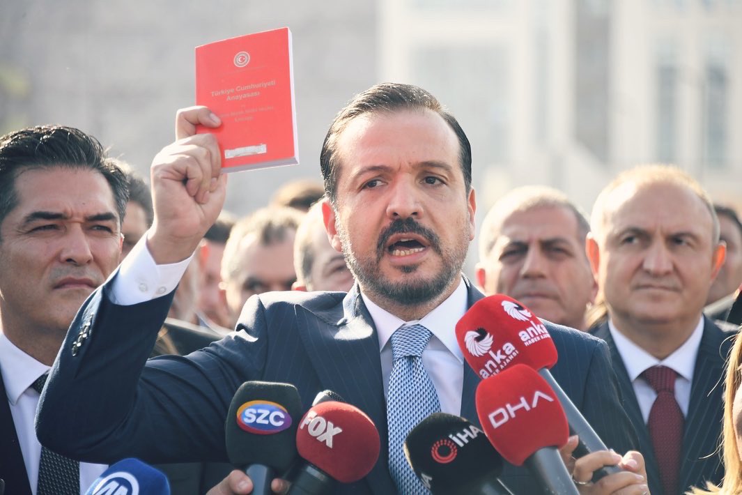 🔴KAMUOYUNA

Bugün Can Atalay hakkında verilen hükmün Gazi Meclisimizde okunmasıyla milletvekilliği düşürülmüştür. 

Öncelikle İstanbul 13.Ağır Ceza Mahkemesi ve Yargıtay 3. Ceza Dairesi Anayasa Mahkemesi’nin hak ihlali kararına uymaksızın hukuk aleminde yoklukla malul olan ve