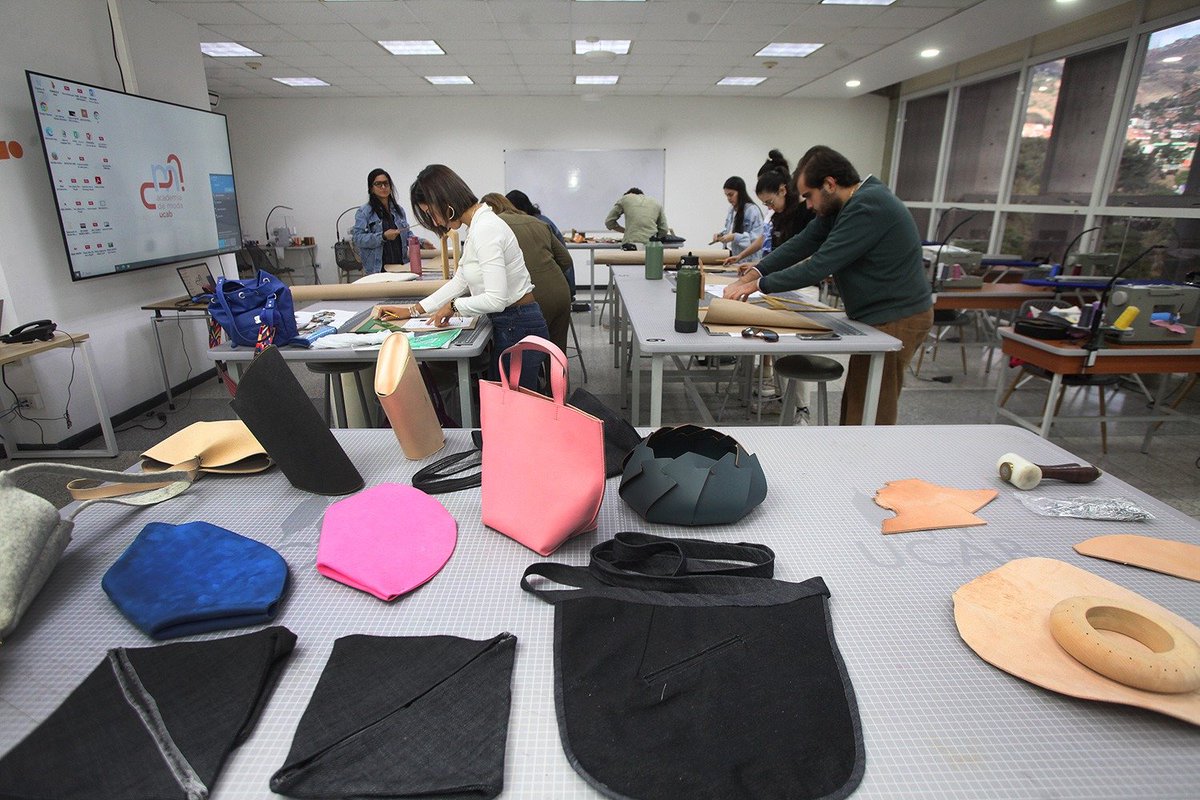 CulturaUCAB's tweet photo. La Academia de #ModaUCAB se alió con @MHOV_Abogados para ofrecer el programa educativo «Propiedad Intelectual en la Moda: Protege tus Ideas, Diseños y Marcas».
Para ➕info de esta formación 🔗https://t.co/7iRm82d84O https://t.co/CJwwxEkPAj