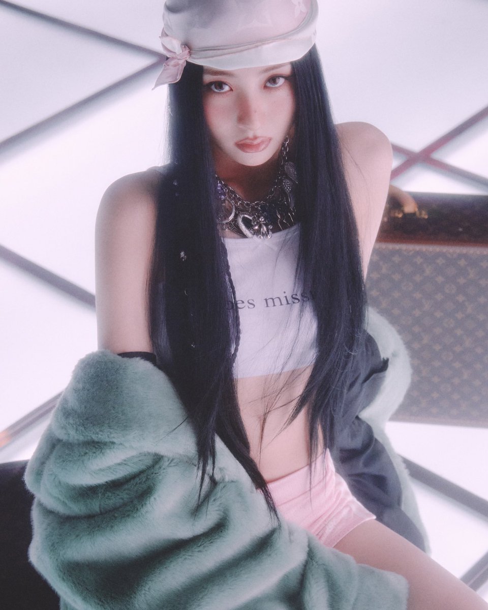 oh wow yunjin's face, body, visual and everything she owned this concept photo <3