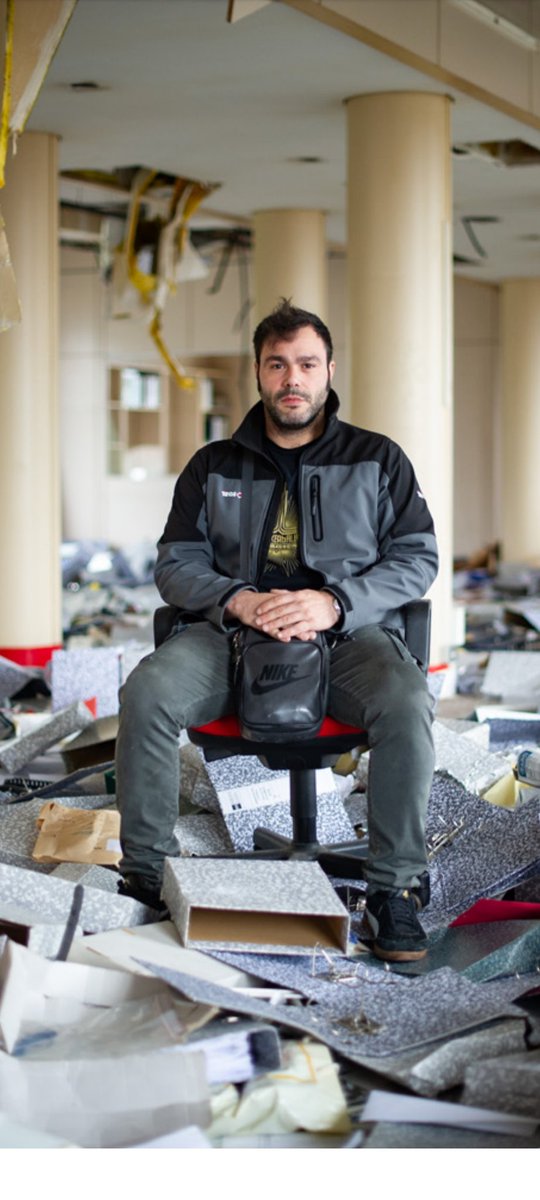 Hoy traigo un regalo. Un regalo que contiene fotos e historias como la de abajo, en la que sale mi amigo Eneko en las ruinas de las oficinas de la que un día fue una pujante industria de la Margen Izquierda de la ría de Bilbao. Este hilo va de crisis, fotografía, acero y dignidad