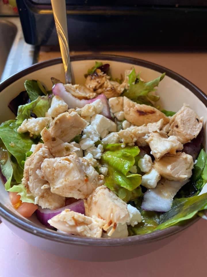 FanPats2014's tweet photo. @FreshUpdates #freshintentions leftover chicken with salad for a healthy lunch https://t.co/LR7LjExhwx