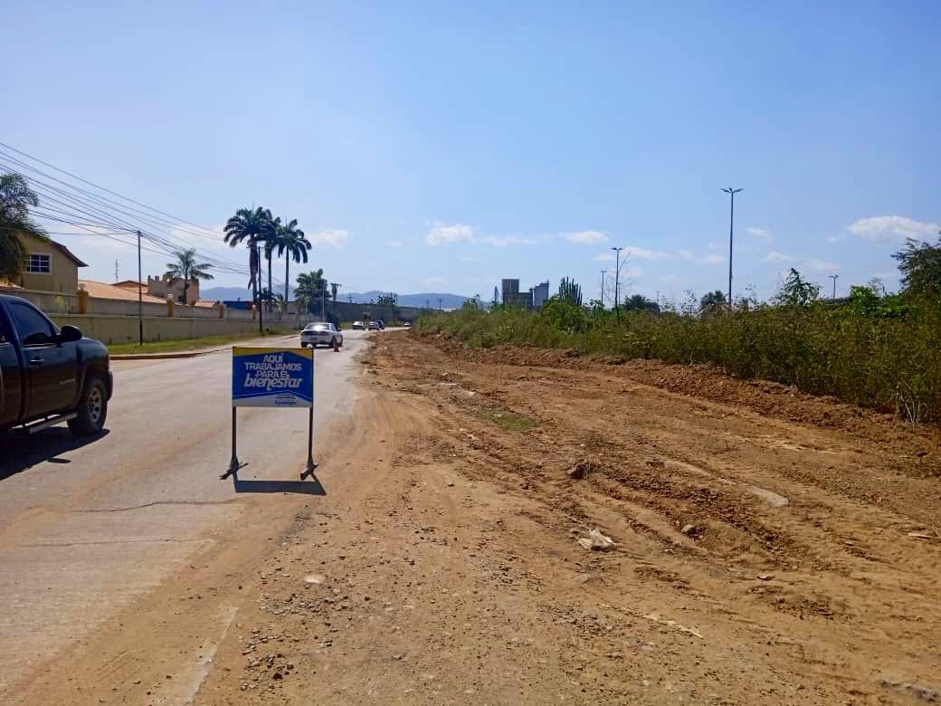 ¡SeguimosTrabajando! 👷🏽‍♂️

Estamos realizando la
Limpieza y rehabilitación de la
Vía principal de Mesones en #Bna, Tramo Recibar - El Dorado 

#ConstruyendoUnDestinoProspero #AnzoateguiSeRenovo #30Ene