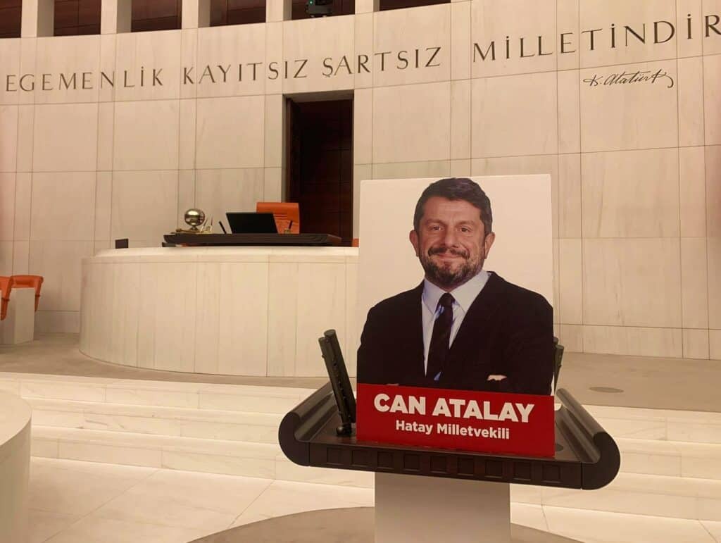 kadinsavunmasi's tweet photo. Hatay halkının seçtiği #CanAtalay'ın vekilliği, AKP'nin siyasi darbesiyle düşürüldü! AKP, 6 Şubat'ın yıldönümüne girerken depremde ölüme terk ettiği halka, iradenizi tanımıyoruz dedi!

Depremde yalnız bırakılan biziz!
Gezi biziz!
#CanAtalay biziz!
Sizden hesap soracak olan biziz! https://t.co/KNk61erE9O