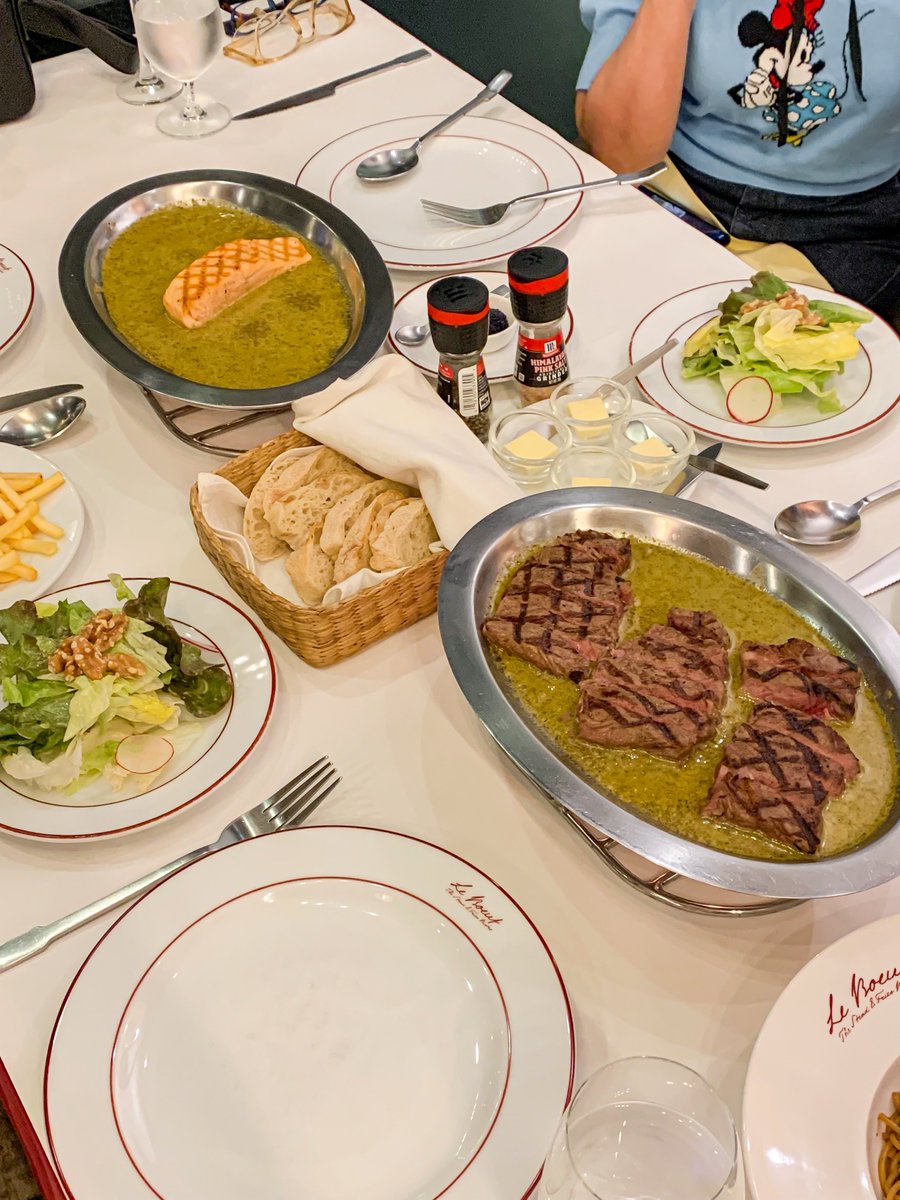 น้องมาทันโปรบุฟเฟ่ต์สเต็ก 999++ ของร้าน Le Boeuf🥩🇫🇷 บอกเลยว่าโคตรดี เนื้อ Aus striploin black Angus ของเค้าคือนุ่มมากกก อมชมพูที่ดือ ละยิ่งกินกับซอส Café de paris เค็มๆนัวๆหอมเนยหอมเฮิร์บนี่อร่อยตายไปเลย🌟 ซอสดีจนแบบตักกินเล่น เอาเฟรนฟรายส์มาจิ้มก็เข้าไปหมดอะ