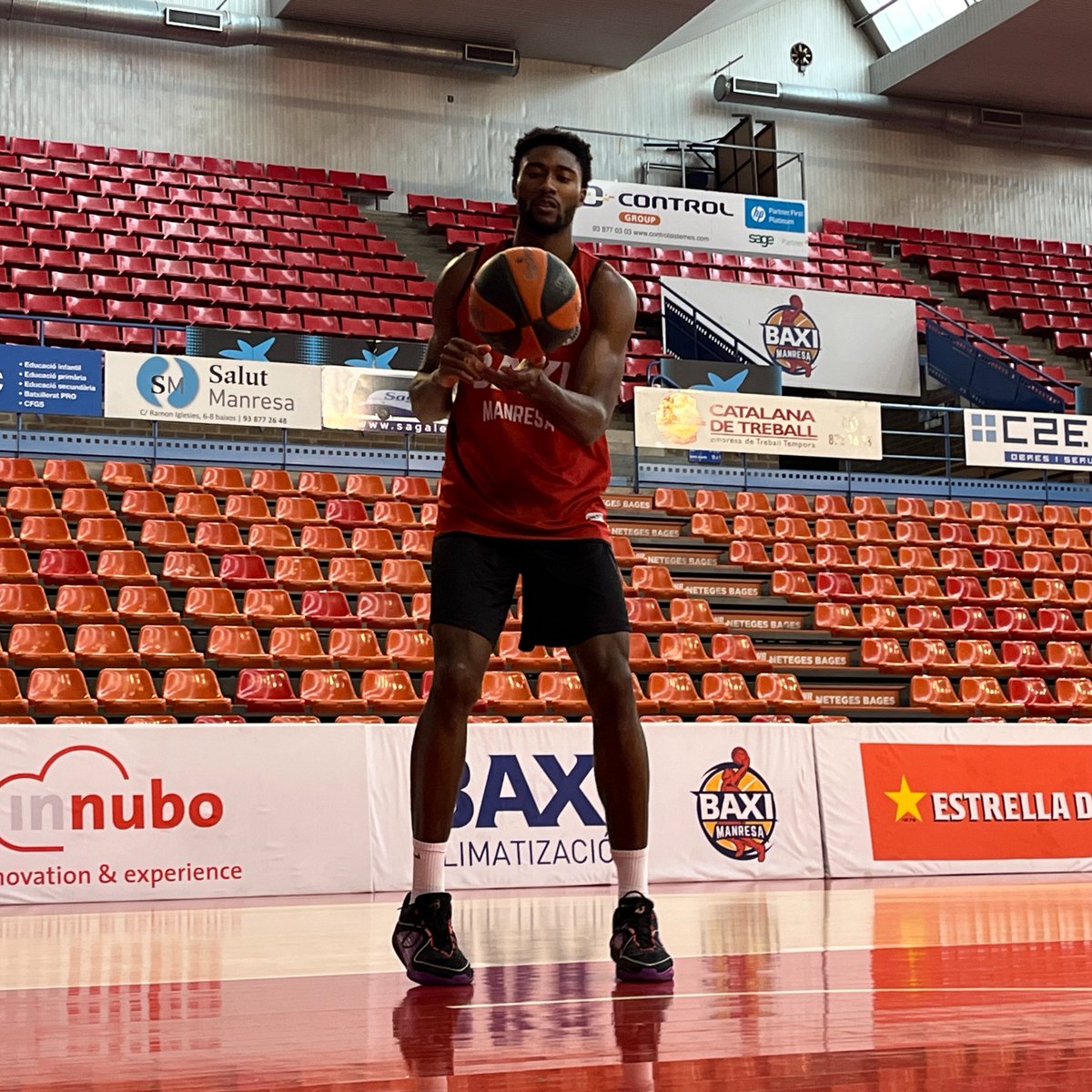 BasquetManresa's tweet photo. 📍 𝑺𝒆𝒍 𝒊𝒔 𝒉𝒆𝒓𝒆!
🤜🤛 Càlida benvinguda al nostre nou jugador @Selom_Mawugbe i primer entrenament al Congost.
🏋️‍♀️ Let's get to work! https://t.co/BiH31g8QEz