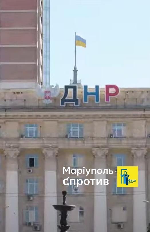CanadianKobzar's tweet photo. Ukrainian partisans raise a Ukrainian flag in occupied Donetsk. Днр is the puppet regime forced on the Ukrainian people in 2014. I cannot emphasize enough how magnificent this image is. UKRAINE WILL BE FREE! https://t.co/3eSVx4gGLK