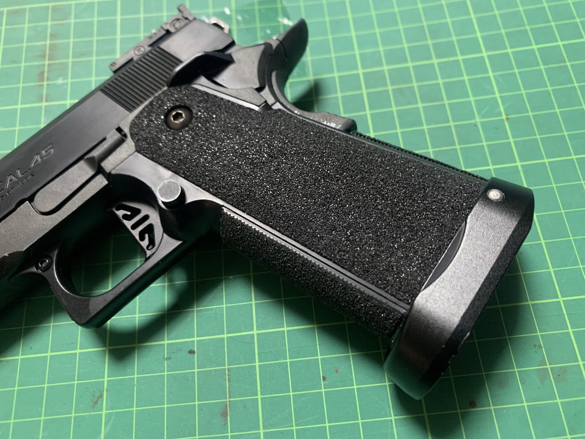 ts1925's tweet image. 届いたマグウェルをつけるとマガジンが入らなかったから削るなどした。