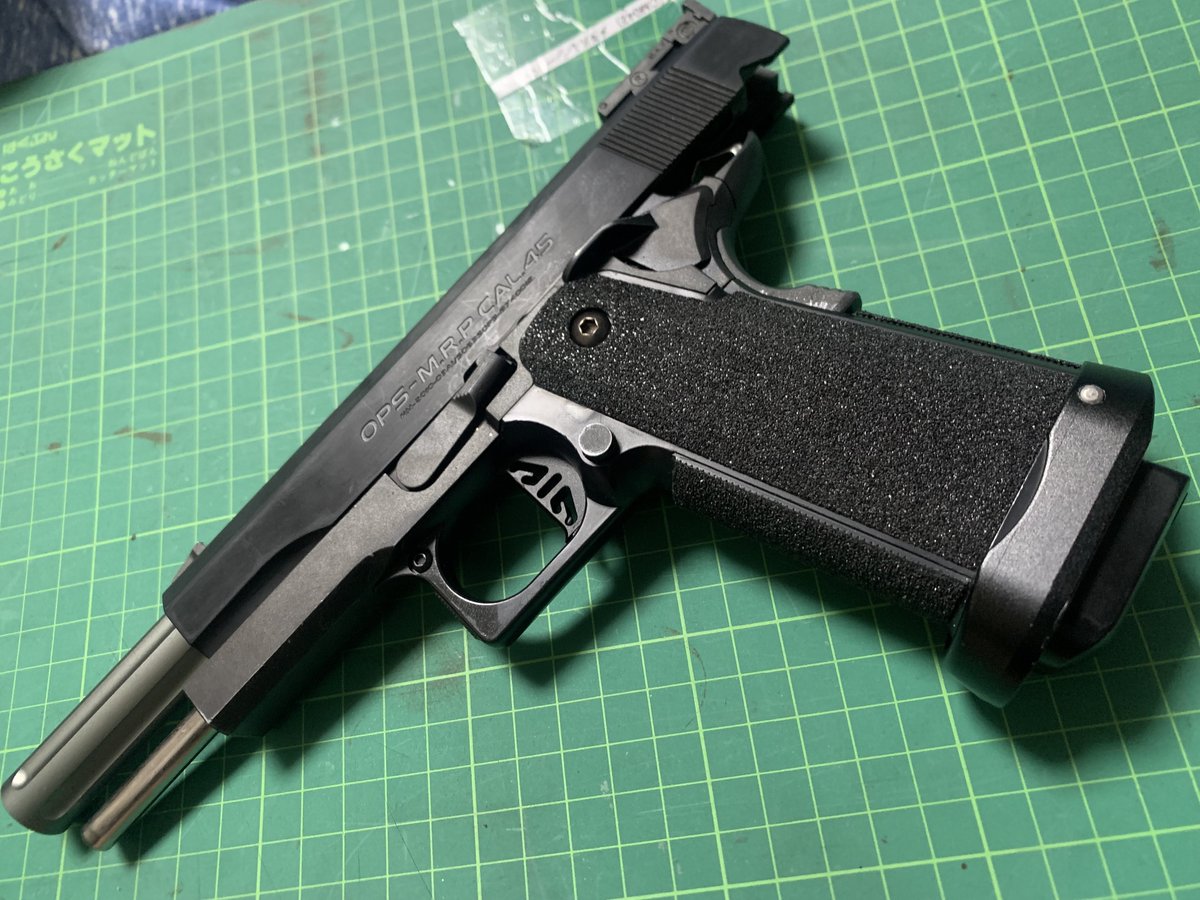 ts1925's tweet image. 届いたマグウェルをつけるとマガジンが入らなかったから削るなどした。