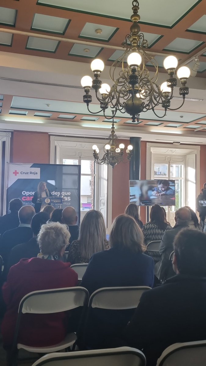 VictoriaGmez's tweet photo. Hoy hemos podido disfrutar de una jornada en compañía de @CruzRojaHuelva en el acto anual de reconocimiento de empresas. Otro años + queremos agradecer que contéis con @Clece_.

#OportunidadesQueCambianVidas https://t.co/aihrMiWygI