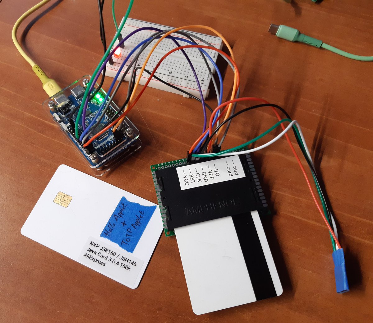 Je m'amuse comme un petit fou avec mon @hydrabus. C'est comme un bus pirate mais en beaucoup plus complet ➡️ SPI, I2C, smartcard, analyseur logique (2mhz), DAC, ADC, CAN, UART, weigand, PWM out... ❤️ (Oui, forcément, ça va finir en article)