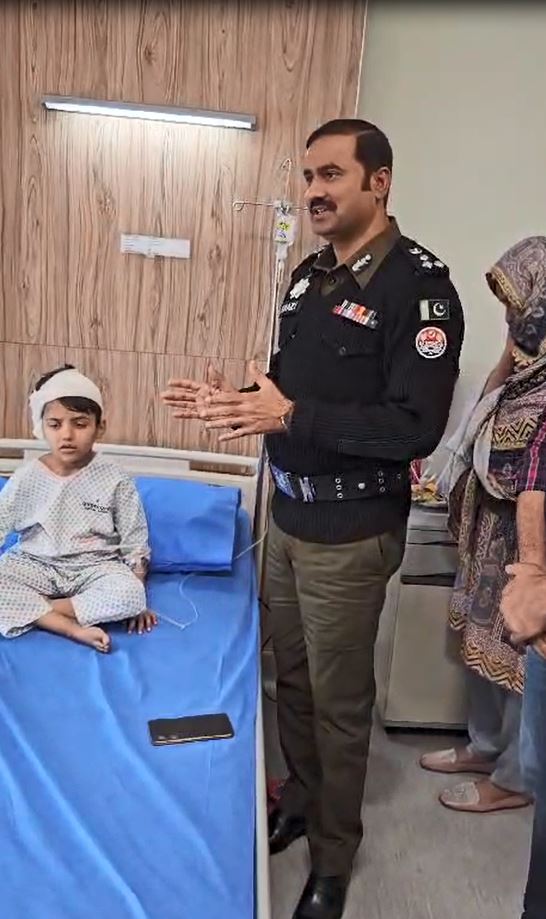 OfficialDPRPP's tweet photo. آئی جی پنجاب ڈاکٹر عثمان انور کا احسن اقدام، پولیس اہلکار محمد توصیف کے بیٹے کی ایور کئیر ہسپتال میں کوکلئیر امپلانٹ کی کامیاب سرجری،  ڈی آئی جی ویلفیئر غازی محمد صلاح الدین کی کوکلئیر امپلانٹ سرجری سے روبصحت بچے عبدالہادی سے ملاقات۔ آئی جی پنجاب کی خصوصی کاوشوں اور سرکاری و نجی ہسپتالوں کے تعاون سے پولیس اہلکاروں کے قوت سماعت سے محروم بچوں کی کوکلئیر امپلانٹ سرجری کروائی جا رہی ہیں.
پنجاب پولیس اب تک اپنے ملازمین کے قوت سماعت سے محروم 14 بچوں کی کوکلئیر امپلانٹ سرجری کروا چکی ہے۔ پولیس ملازمین اور انکے اہل خانہ کی ہیلتھ ویلفیئر کیلئے مزید اقدامات جاری رہیں گے۔ آئی جی پنجاب ڈاکٹر عثمان انور
#PunjabPolice #Punjab #Police #Welfare #CochlearImplant #EvercareHospital #DIGWelfare