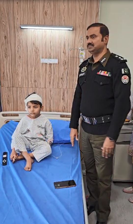 OfficialDPRPP's tweet photo. آئی جی پنجاب ڈاکٹر عثمان انور کا احسن اقدام، پولیس اہلکار محمد توصیف کے بیٹے کی ایور کئیر ہسپتال میں کوکلئیر امپلانٹ کی کامیاب سرجری،  ڈی آئی جی ویلفیئر غازی محمد صلاح الدین کی کوکلئیر امپلانٹ سرجری سے روبصحت بچے عبدالہادی سے ملاقات۔ آئی جی پنجاب کی خصوصی کاوشوں اور سرکاری و نجی ہسپتالوں کے تعاون سے پولیس اہلکاروں کے قوت سماعت سے محروم بچوں کی کوکلئیر امپلانٹ سرجری کروائی جا رہی ہیں.
پنجاب پولیس اب تک اپنے ملازمین کے قوت سماعت سے محروم 14 بچوں کی کوکلئیر امپلانٹ سرجری کروا چکی ہے۔ پولیس ملازمین اور انکے اہل خانہ کی ہیلتھ ویلفیئر کیلئے مزید اقدامات جاری رہیں گے۔ آئی جی پنجاب ڈاکٹر عثمان انور
#PunjabPolice #Punjab #Police #Welfare #CochlearImplant #EvercareHospital #DIGWelfare