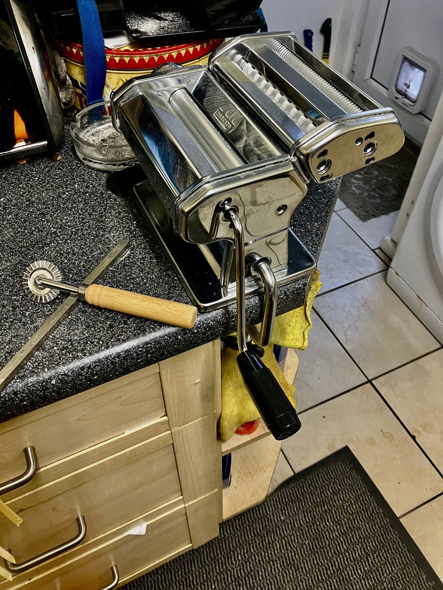 tantrictrevbbq's tweet image. Making your own pasta is such a joy. 00 flour and semolina flour and eggs. So simple. I’d did take many YouTube videos before I got the hang of the pasta machine but now I love it #pastamaking #tagliatellepasta