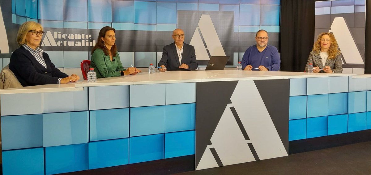 La actualidad de Alicante🔵⚪️🔵en el programa presentado por <a href="/andres_mcano/">Andrés Maestre Cano</a> 

Hoy a las 21:15 h en <a href="/12tv_es/">12tv Alicante</a> 

Los colaboradores son:
-María del Carmen Jiménez💼
-<a href="/Lsegoviamiranda/">Laura SegoviaMiranda</a>⚖️
-Nazareth González📚
-David Lozano🔏

Temas:
-Amnistía🏛️
-Palomas en Alicante🕊️
-<a href="/BenidormFestTVE/">Benidorm Fest</a> 🎶