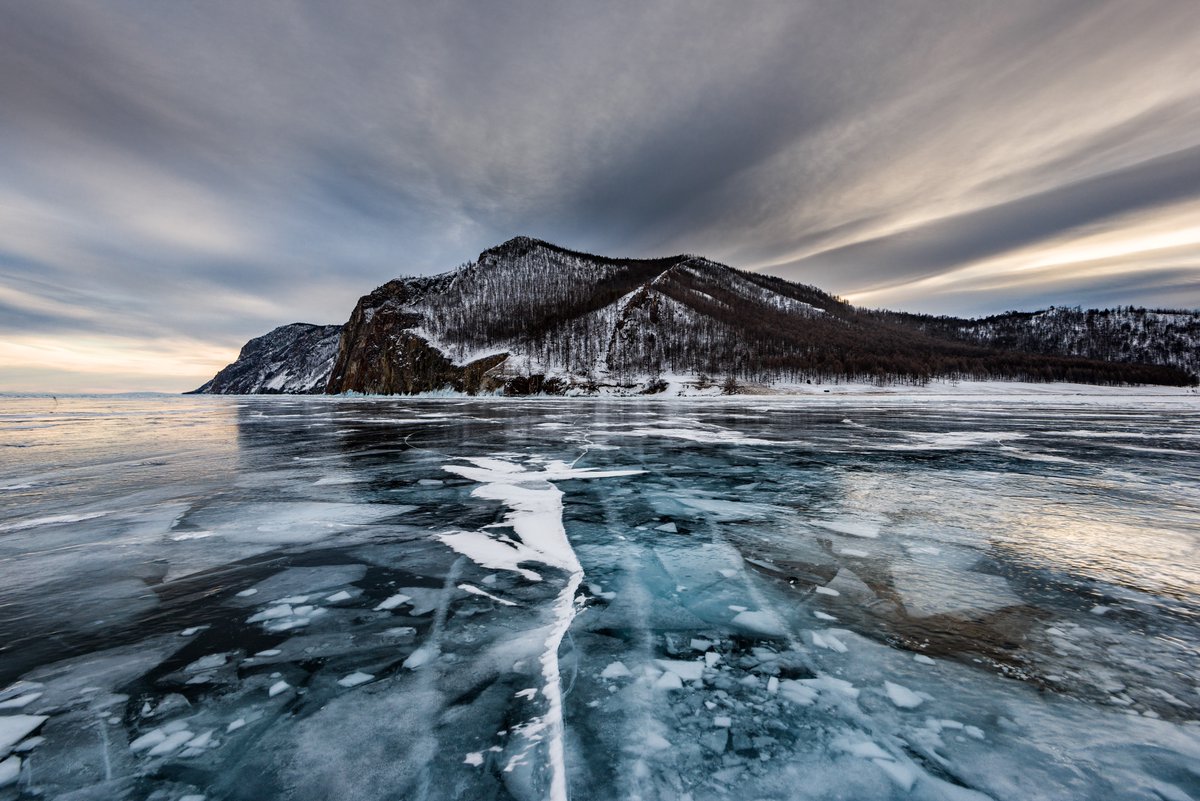MarGomezH's tweet photo. Este es el lago más profundo y más antiguo del mundo. Está en Siberia, sus aguas sin extremadamente claras, ha sido lugar de inspiración para Avatar 2 y hay una pirámide soviética en sus aguas. 
A este lugar se le conoce como el "Ojo Azul de Siberia". 

Hoy vamos a conocerlo 🥶👇 https://t.co/a0oSroNQCx