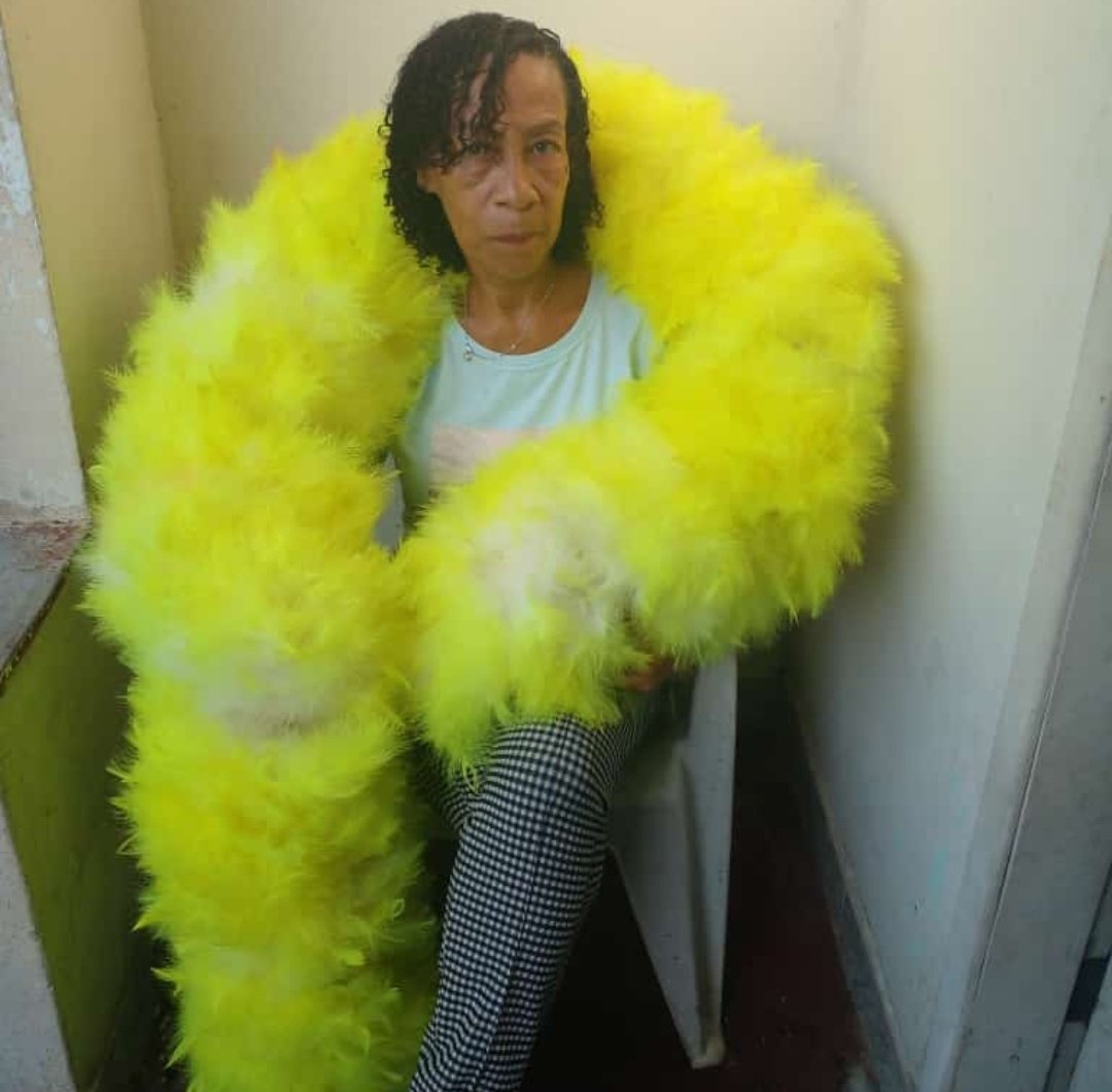 Turmanadamal's tweet photo. Coe Rapaziada que pegou buá com essa filha da puta aí de Plumas, atividade que ela tá jogando  🪶 dura. E não tá devolvendo o dinheiro essa desgraçada. https://t.co/SV98fSlufb