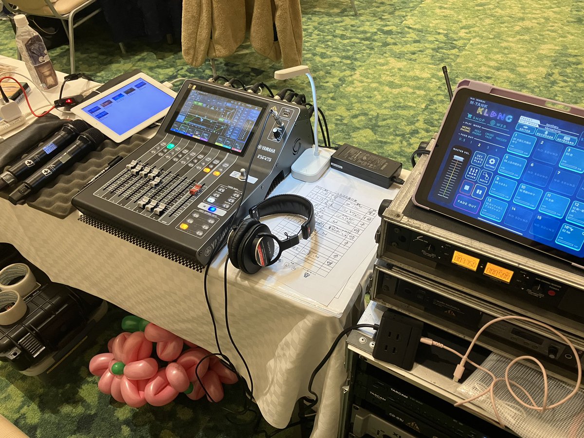 p1cstaff's tweet photo. 1月最後の現場は倉敷。
〝こんちはる〟さんのステージ。
音のオーダーが厳しい中、新規導入のワイヤレスマイクと若手オペレーターがいい仕事してくれました♪
演者との信頼は一歩一歩の積み重ね(^^)
#音響サービス
#DM3
#F1_model812
#SOUNDPURE https://t.co/DA2VEbkloO