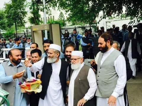 kabeerraja786's tweet photo. عمران خان کے خلاف سائفر مقدمہ میں سزا کسی صورت قبول نہیں سیاستدانوں کے خلاف نااہلی سزائیں بند ہونی چاہیے لالہ سراج الحق
جبکہ زیر نظر تصویر میں لالہ سراج نوازشریف کی سپریم کورٹ سے نااہلی فیصلہ کے بعد مٹھائی تقسیم کررہے ہیں
یاد ماضی https://t.co/wyUVlYXH1K