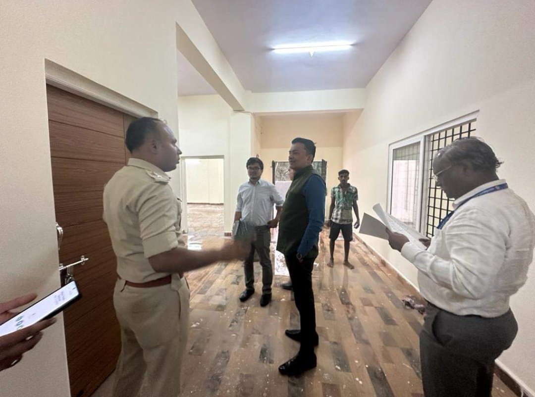 VJNPOLICE's tweet photo. ದಿನಾಂಕ: 30/01/2024 ರಂದು, ಮಾನ್ಯ ಜಿಲ್ಲಾಧಿಕಾರಿಗಳು ವಿಜಯನಗರ ಜಿಲ್ಲೆ ರವರೊಂದಿಗೆ, ನೂತನ ಜಿಲ್ಲಾ ಪೊಲೀಸ್ ಕಛೇರಿ ಕಟ್ಟಡದ ಕಾಮಗಾರಿಯ ಪ್ರಗತಿಯನ್ನು ಪರಿಶೀಲಿಸಲಾಯಿತು. ಈ  ಸಂದರ್ಭದಲ್ಲಿ ಮಾನ್ಯ ಮುಖ್ಯ ಕಾರ್ಯ ನಿರ್ವಾಹಣ ಅಧಿಕಾರಿಗಳು ವಿಜಯನಗರ ಜಿಲ್ಲೆ ಹಾಗೂ ಇತರೆ ಅಧಿಕಾರಿಗಳು ಉಪಸ್ಥಿತರಿದ್ದರು.
#112vijayanagara https://t.co/s1K6Kdfd7U