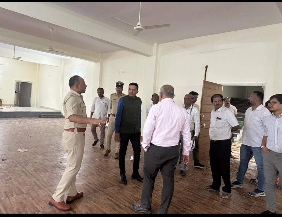 VJNPOLICE's tweet photo. ದಿನಾಂಕ: 30/01/2024 ರಂದು, ಮಾನ್ಯ ಜಿಲ್ಲಾಧಿಕಾರಿಗಳು ವಿಜಯನಗರ ಜಿಲ್ಲೆ ರವರೊಂದಿಗೆ, ನೂತನ ಜಿಲ್ಲಾ ಪೊಲೀಸ್ ಕಛೇರಿ ಕಟ್ಟಡದ ಕಾಮಗಾರಿಯ ಪ್ರಗತಿಯನ್ನು ಪರಿಶೀಲಿಸಲಾಯಿತು. ಈ  ಸಂದರ್ಭದಲ್ಲಿ ಮಾನ್ಯ ಮುಖ್ಯ ಕಾರ್ಯ ನಿರ್ವಾಹಣ ಅಧಿಕಾರಿಗಳು ವಿಜಯನಗರ ಜಿಲ್ಲೆ ಹಾಗೂ ಇತರೆ ಅಧಿಕಾರಿಗಳು ಉಪಸ್ಥಿತರಿದ್ದರು.
#112vijayanagara https://t.co/s1K6Kdfd7U