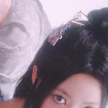 chaewiz's tweet photo. eunchae having a kuromi charm on her hair, yunjin has a little hello kitty on her hair too, and i think that’s my melody on kazuha’s nails? the little details in the styling are so cute https://t.co/uOFef7OjLR