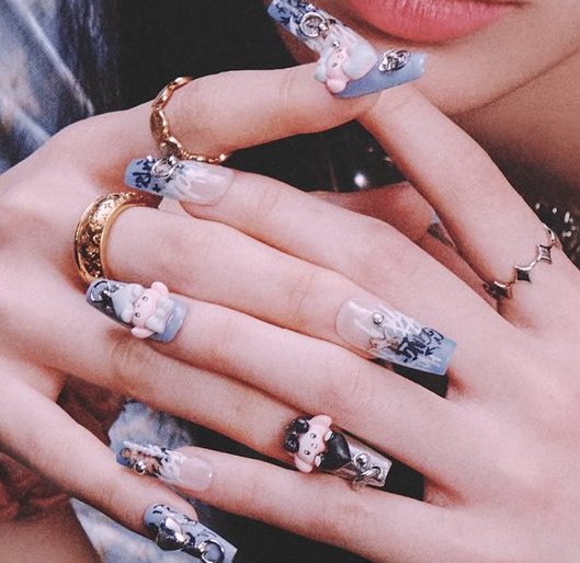 chaewiz's tweet photo. eunchae having a kuromi charm on her hair, yunjin has a little hello kitty on her hair too, and i think that’s my melody on kazuha’s nails? the little details in the styling are so cute https://t.co/uOFef7OjLR