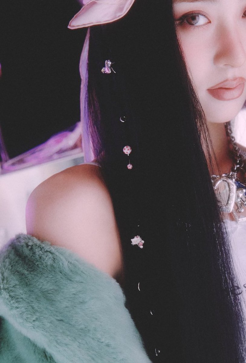chaewiz's tweet photo. eunchae having a kuromi charm on her hair, yunjin has a little hello kitty on her hair too, and i think that’s my melody on kazuha’s nails? the little details in the styling are so cute https://t.co/uOFef7OjLR