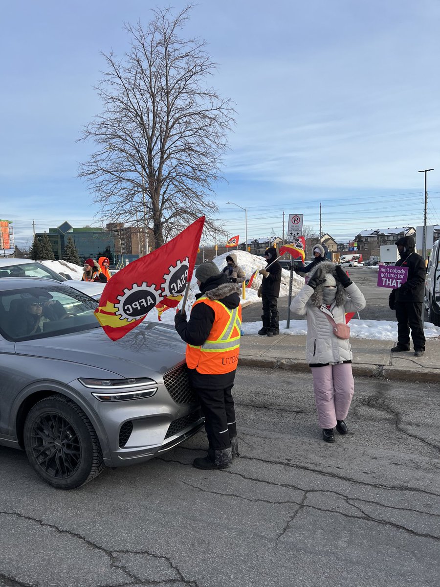 alexboulerice's tweet photo. Sur les lignes de piquetage ce matin avec les travailleuses en #grève de l’Union des employés de la Défense nationale. Les moins bien payés de la fonction publique, elles exigent #équité et #respect. ⁦@psac_afpc⁩ ⁦@RoseTouhey⁩ ⁦@AlexSilasPSAC⁩ #polcan #NPD https://t.co/oS0bFD534h