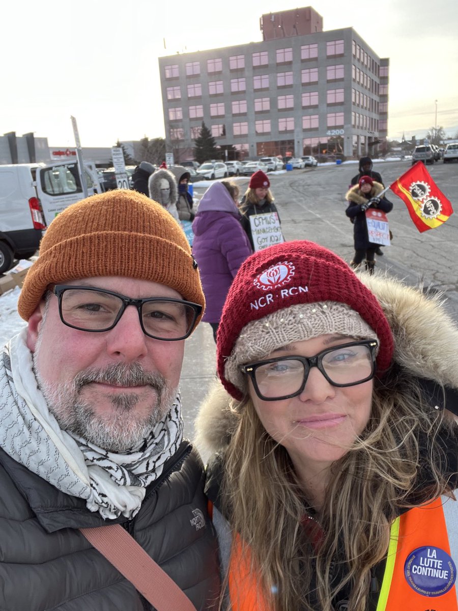alexboulerice's tweet photo. Sur les lignes de piquetage ce matin avec les travailleuses en #grève de l’Union des employés de la Défense nationale. Les moins bien payés de la fonction publique, elles exigent #équité et #respect. ⁦@psac_afpc⁩ ⁦@RoseTouhey⁩ ⁦@AlexSilasPSAC⁩ #polcan #NPD https://t.co/oS0bFD534h