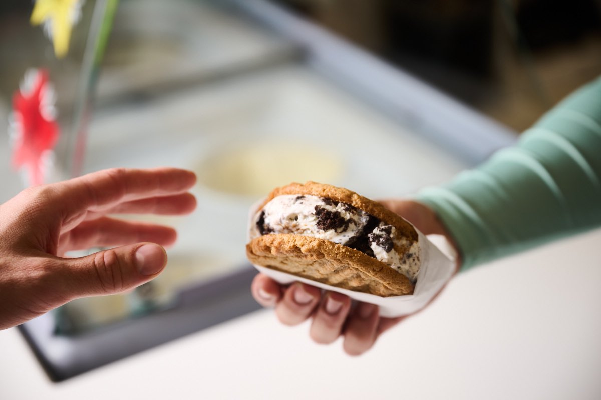 captaincookiedc's tweet photo. Treat yo’ self to a delectable dessert on your cheat day! Y’know you deserve it.

Maybe smash it with one of our bestsellers, chocolate chip cookies, then add your favorite ice cream flavor to make it a day to remember.🥰

Tap on the link below to order:

https://t.co/efdHkehZyj https://t.co/xtZF0WJLP5