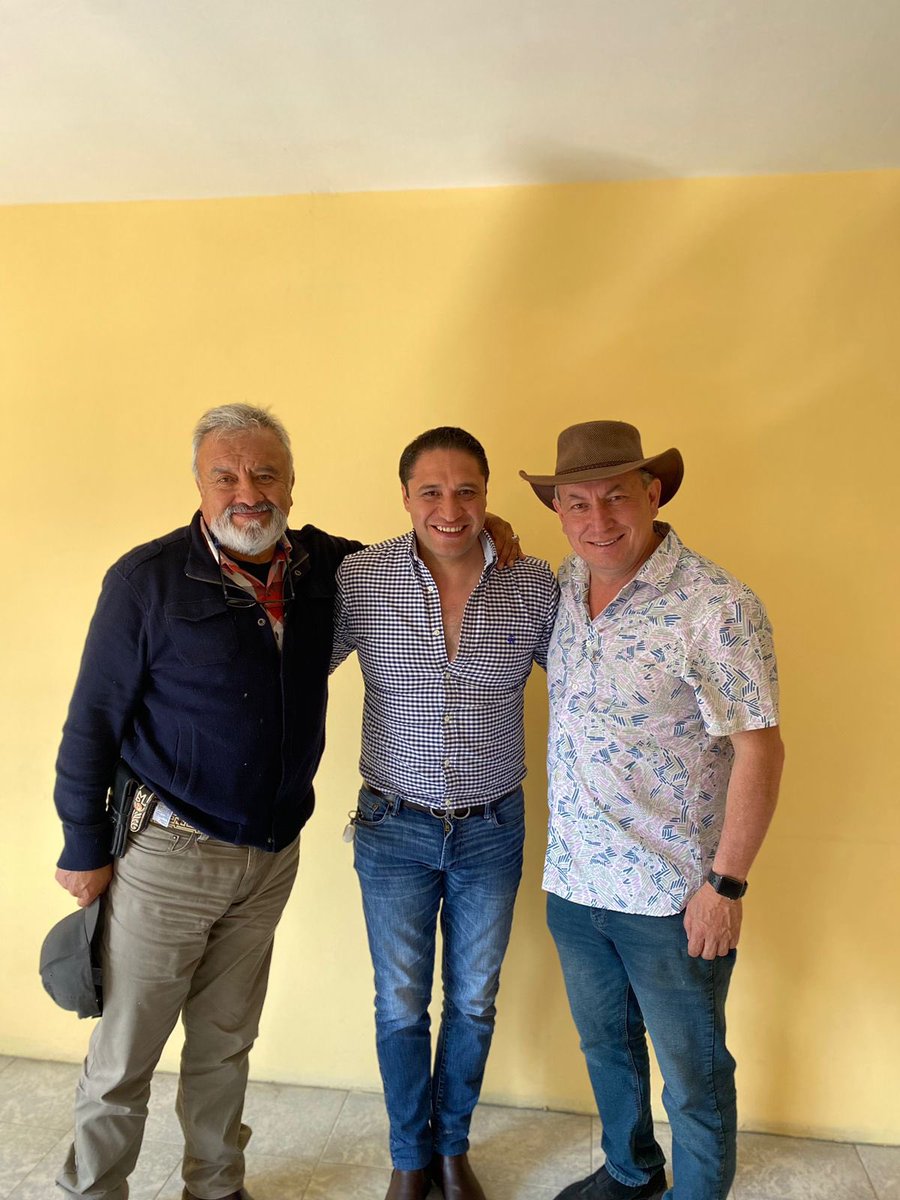 ernesto_acl's tweet photo. Una muy buena plática con mis amigos David Huerta y Daniel Martagón, con quienes comparto los principios e ideales del Senador @armentapuebla_ y coincidimos en que la unidad en la base del éxito. ✅👏🏼

#Chignahuapan 
#EstoyContigo 
#SíALaTransformación https://t.co/4u7aadOhgl