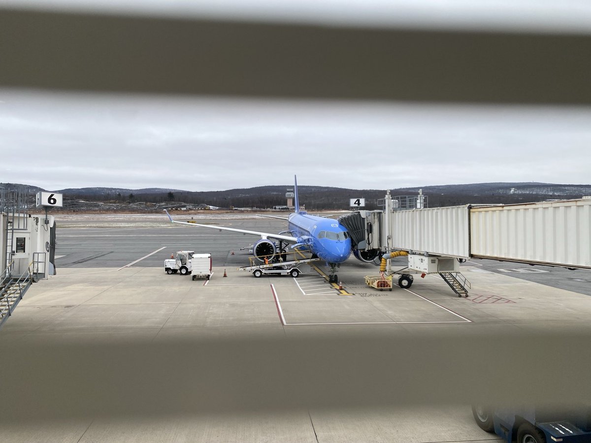 NEPAPolitics's tweet photo. This brand new Breeze Airways jet, an Airbus 8220, will soon leave ⁦@flyavp⁩ on its maiden voyage to Orlando, Fla’s main airport. Waiting for the news conference to begin. ⁦@timestribune⁩ https://t.co/IztzfhAmxi