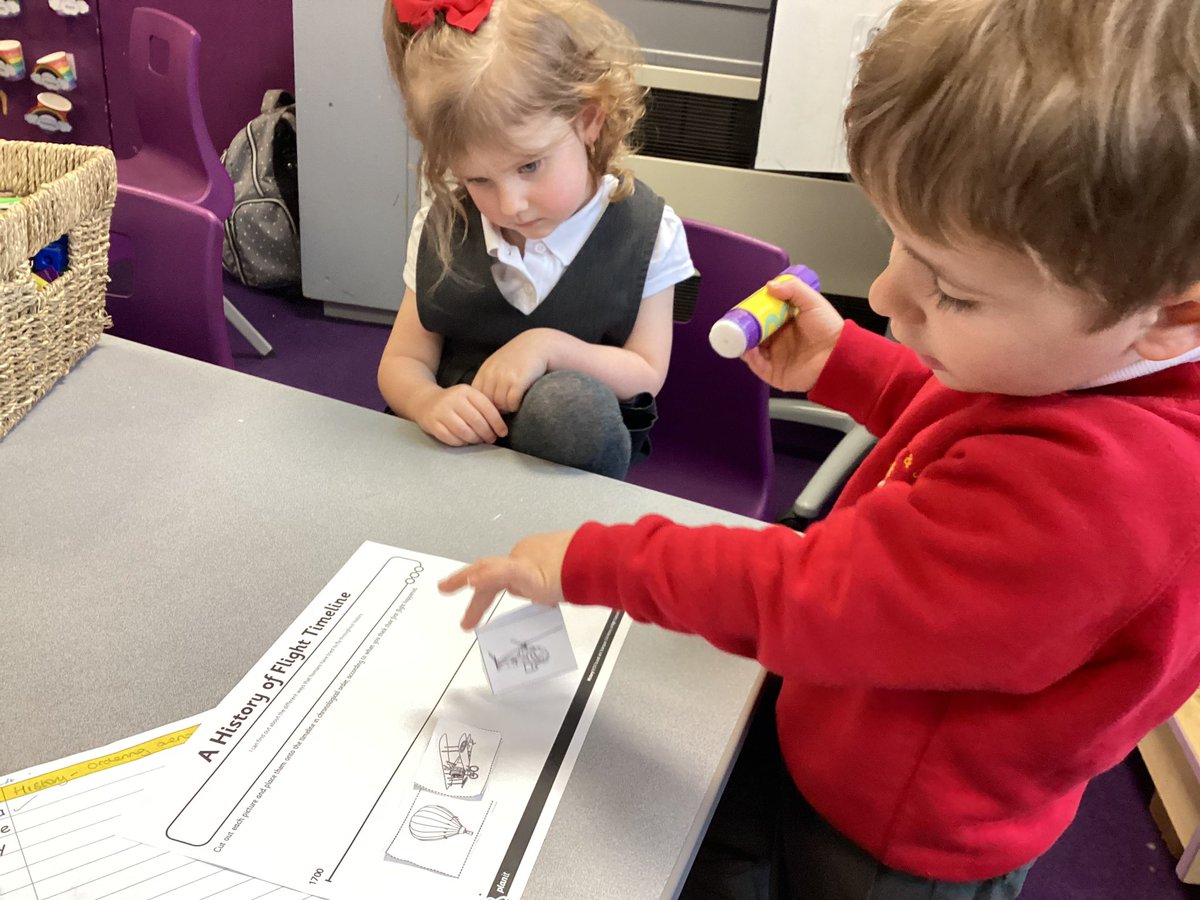 LauraShore6's tweet photo. In Reception this week the children have been investigating how planes have changed over time and creating a timeline to demonstrate this. #joeyseyfs #joeyshistory @stjs_staveley https://t.co/uyOi2WjJlW