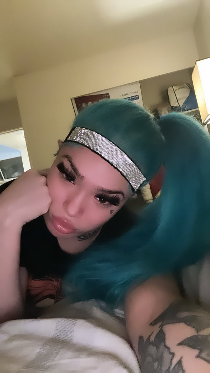 lowendbarbie's tweet photo. oops 🛸 https://t.co/mRb5nNuYw9 https://t.co/nXyR0vqTOu