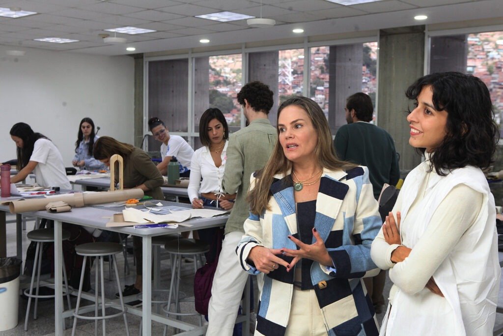 elucabista's tweet photo. #26Feb al #22Abr
#ModaUCAB capacitará sobre #propiedadintelectual a creativos, diseñadores e influenciadores para afinar sus estrategias de mercadeo y #negocios.
La #UCAB hizo alianza con el escritorio especializado @MHOV_Abogados.
Lee detalles➡️ https://t.co/zeOCUhKHVf https://t.co/OrYWelFTE8