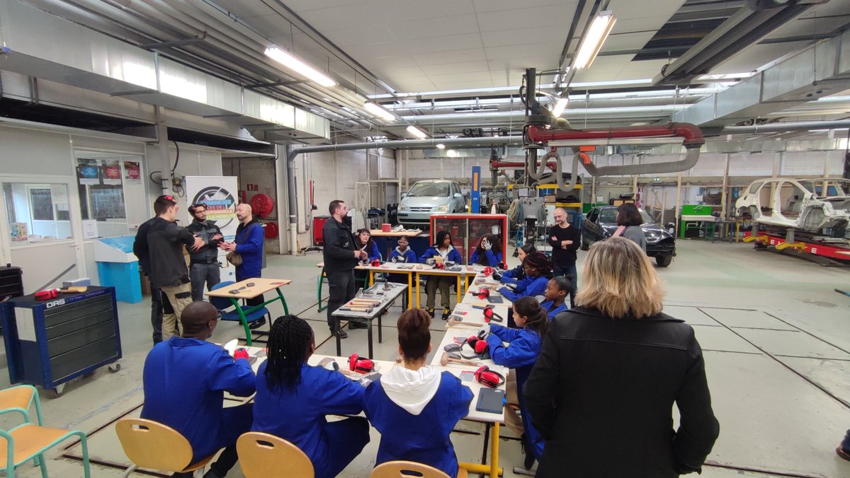 CFAFFC's tweet photo. 🎯 Aujourd'hui, le @CFAFFC recevait 9 filles en classe de 4ème pour la SSAM 2024!

🟢 Au programme : découverte, partage, mise en situation, et surtout, un message :

📍 Les filles ont aussi leur place dans les métiers de l'automobile, de la carrosserie et de toute la filière ! https://t.co/RperIAUahD