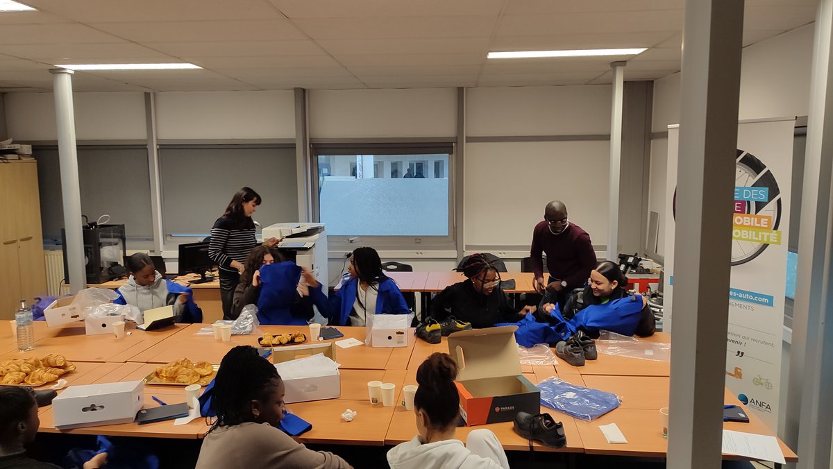 CFAFFC's tweet photo. 🎯 Aujourd'hui, le @CFAFFC recevait 9 filles en classe de 4ème pour la SSAM 2024!

🟢 Au programme : découverte, partage, mise en situation, et surtout, un message :

📍 Les filles ont aussi leur place dans les métiers de l'automobile, de la carrosserie et de toute la filière ! https://t.co/RperIAUahD