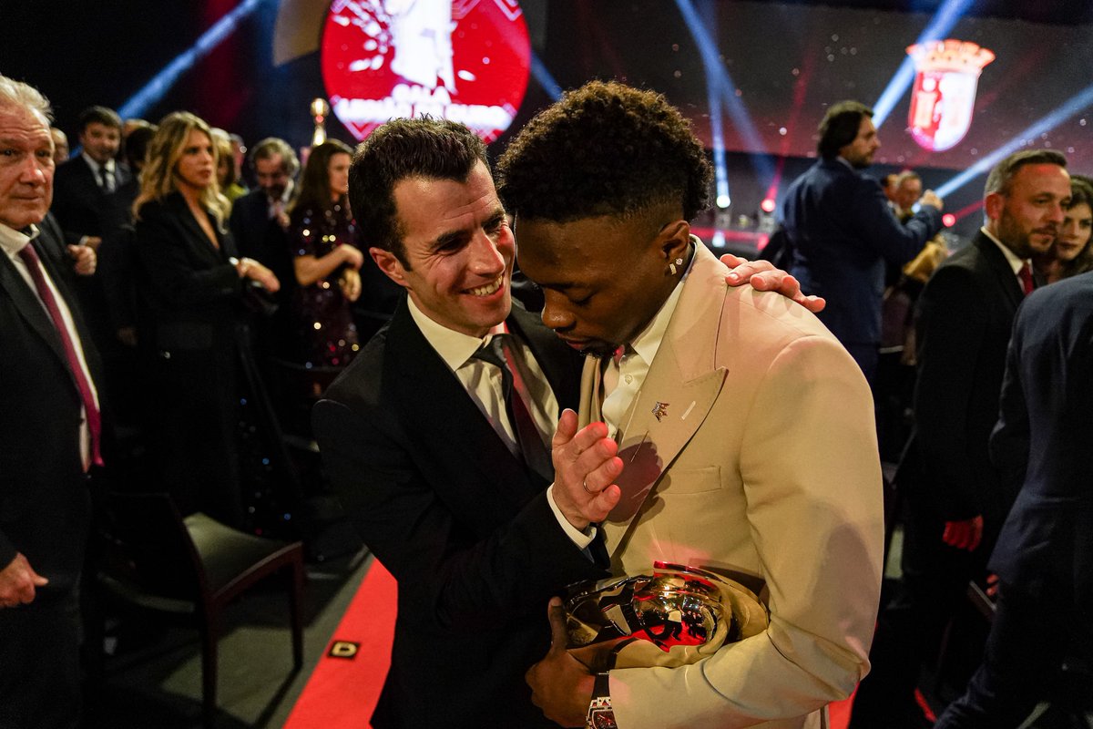 AlvaroDjalo's tweet photo. Muito orgulhoso por receber esta distinção! Fui eleito a revelação do ano, mas algo ainda mais importante é que sou um de vós, Guerreiros 🛡 Muito obrigado a todos pelo apoio constante!! Seguimos juntos para o que aí vem ❤️ https://t.co/DRb3dt5rg4