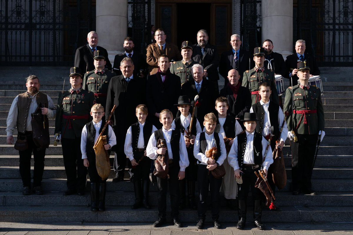 Brilliant to hear 🏴󠁧󠁢󠁳󠁣󠁴󠁿and 🇭🇺 pipers playing outside the Hungarian Parliament for Monday’s changing of the guard. 

A fitting finish to a super series of #BurnsNight celebrations <a href="/_RBIF/">Robert Burns Intl Fd</a>