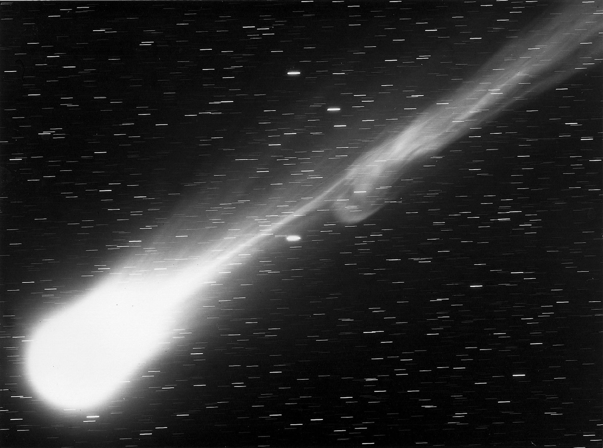 Il 30 gennaio ’96 l’astronomo dilettante giapponese Hyakutake scoprì l’omonima cometa, che a marzo fece registrare uno dei passaggi cometari più vicini degli ultimi 2 secoli.
È la prima cometa scoperta ad emettere raggi X e quella con la coda più lunga: oltre 500 milioni di km!
